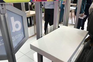 Messestand mit Info-Tresen und Displaywänden
