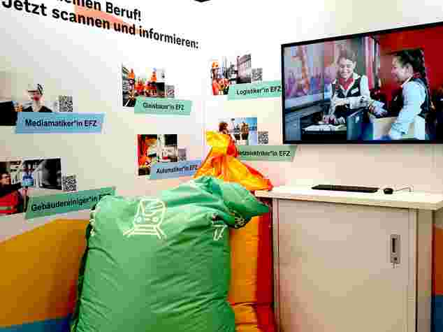 Interaktiver Messestand mit Informationsbildschirm und QR-Codes