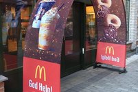 Bogenförmiger McDonald's Werbebanner vor einem Restaurant
