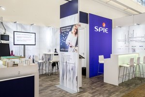 Professionell gestalteter Messestand mit Informationsdisplays und Unternehmensbranding
