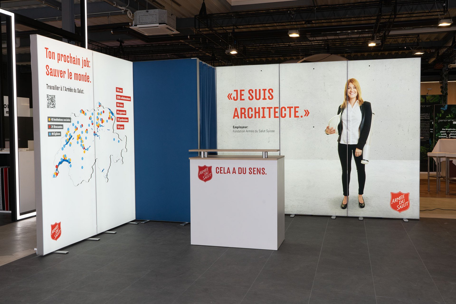 Ein Messestand mit Informationen zur Armee des Saluts und einem Architekten.