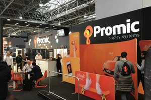 Messestand mit auffälligen orangefarbenen Displays von Promic