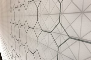 Moderne Messewand mit geometrischem Muster