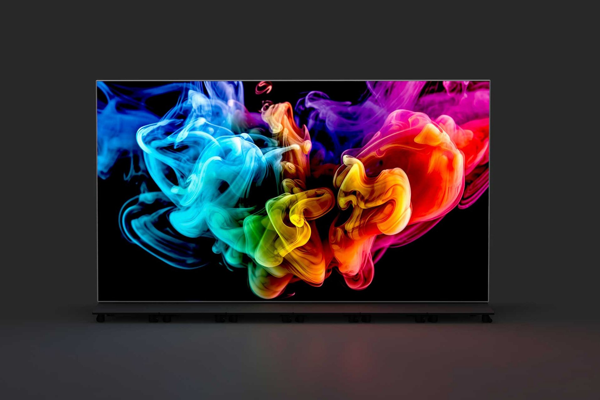 Farbenfrohe Rauchwölkchen auf schwarzem Hintergrund.