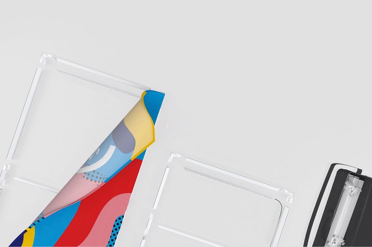 Moderne bunte Pop-up-Banner in einer Ausstellungsumgebung