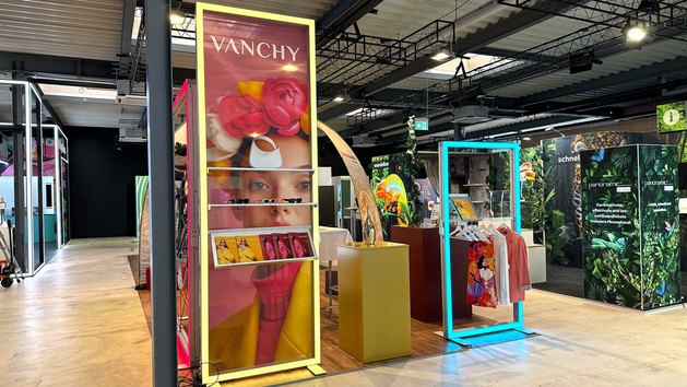 Ein Messestand mit verschiedenen Werbeflächen und ausgestellten Produkten.