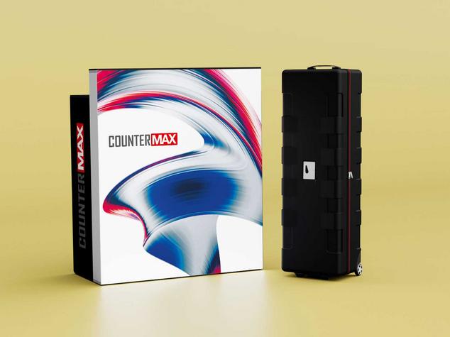 Ein schwarzer Koffer steht neben einer weissen Verpackung mit dem Aufdruck "COUNTERMAX".