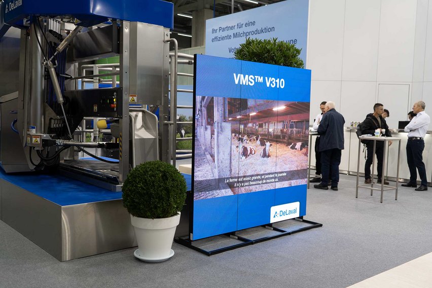 Unsere mobilen Videowände eignen sich besonders als Duo mit grossen Apparaturen. Hier im Gespann mit einem Melkroboter von Delaval