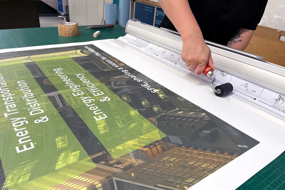 Viel Handarbeit bei Rollups und Werbedisplays