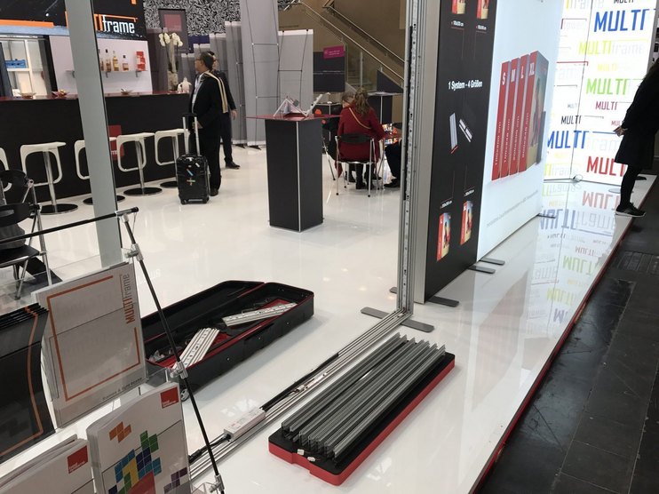 Innovative Messepräsentation Messestand mit Pop-Up Displays und Besuchern