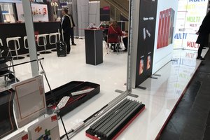 Messestand mit Pop-Up Displays und Besuchern