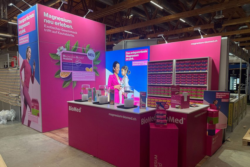 Ein Verkaufsstand für Magnesium-Produkte der Marke BioMed.