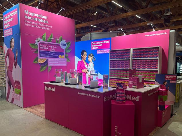 Ein Verkaufsstand für Magnesium-Produkte der Marke BioMed.
