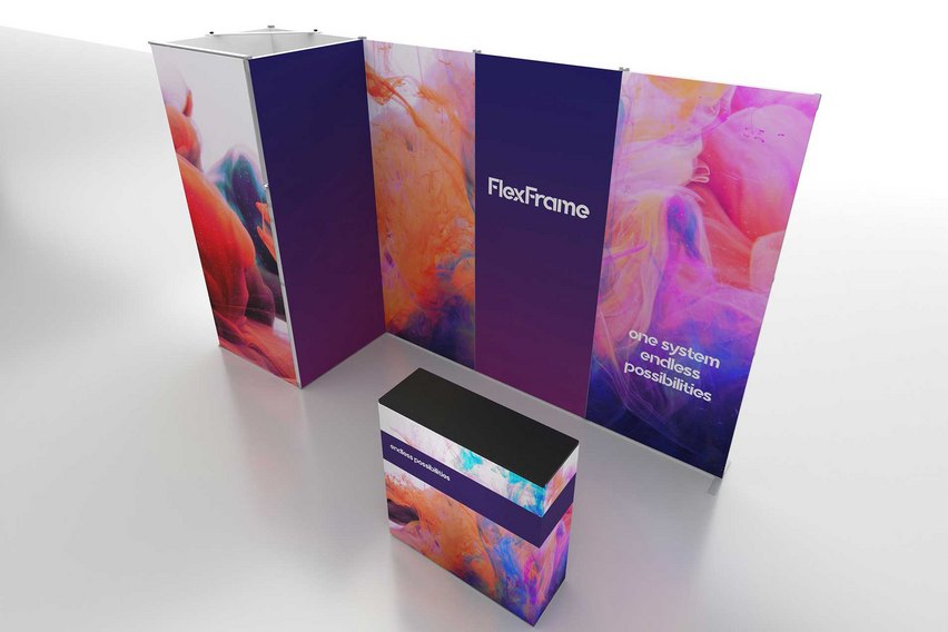 Ein Stand mit bunten Panels und einem Tisch.