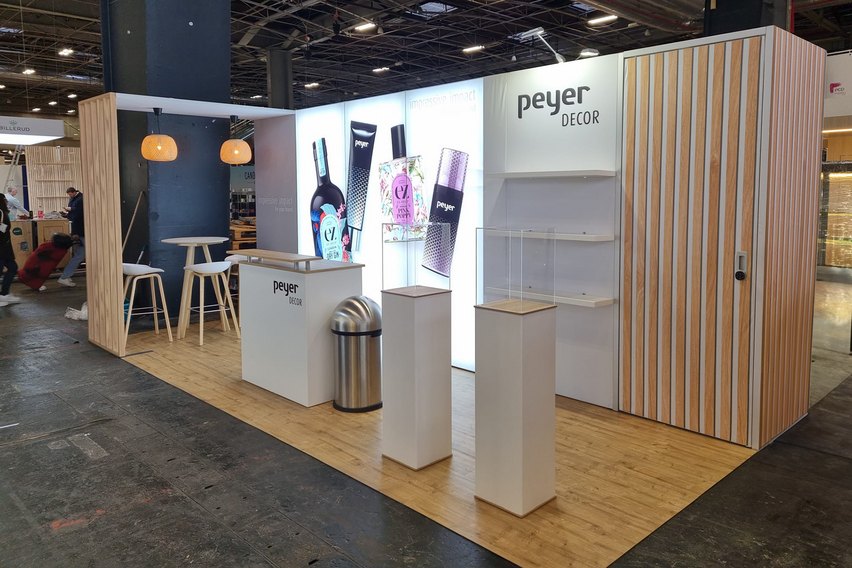Holz kann auch gedruckt gut aussehen. Mit diesen anziehenden Messestand punktet Peyer Decor auf 18 Quadratmetern beim Messepublikum. 