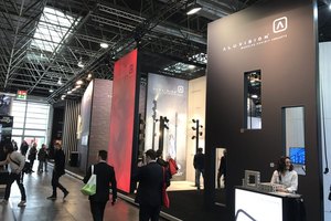 Eleganter Messestand mit Besuchern und Ausstellern