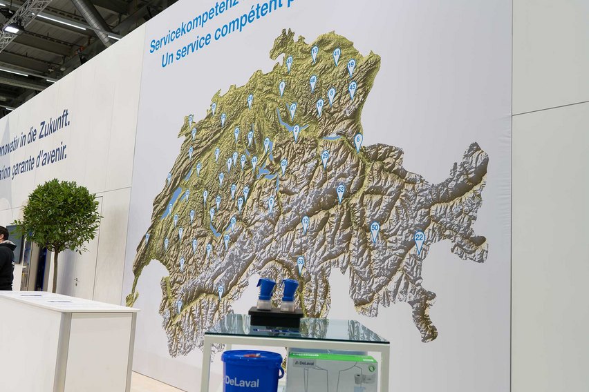 Die Händler und das Servicenetz werden auf eine 4 Meter hohen Reliefkarte sehr plakativ präsentiert und rücken somit ins Zentrum des Interesses.