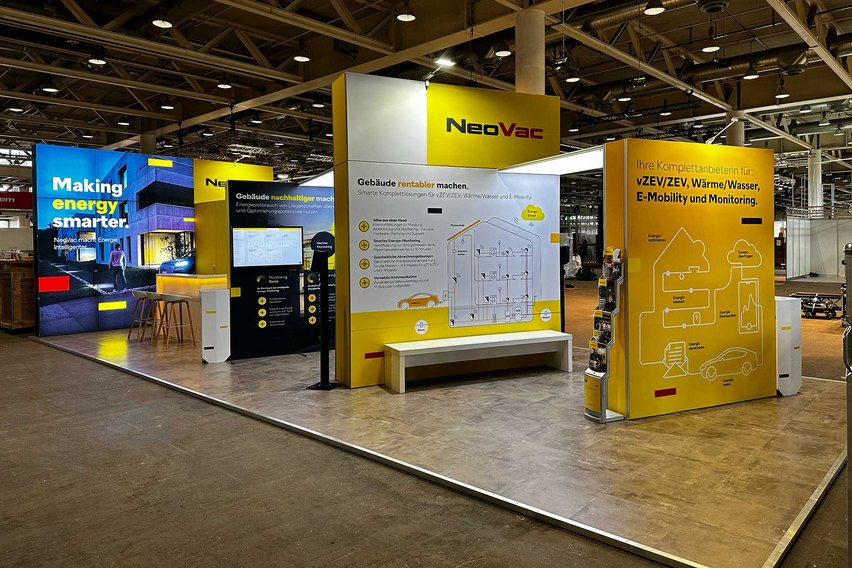 Messestand von NeoVac mit Informationen zu Energieeffizienz und Smart-Home-Lösungen.