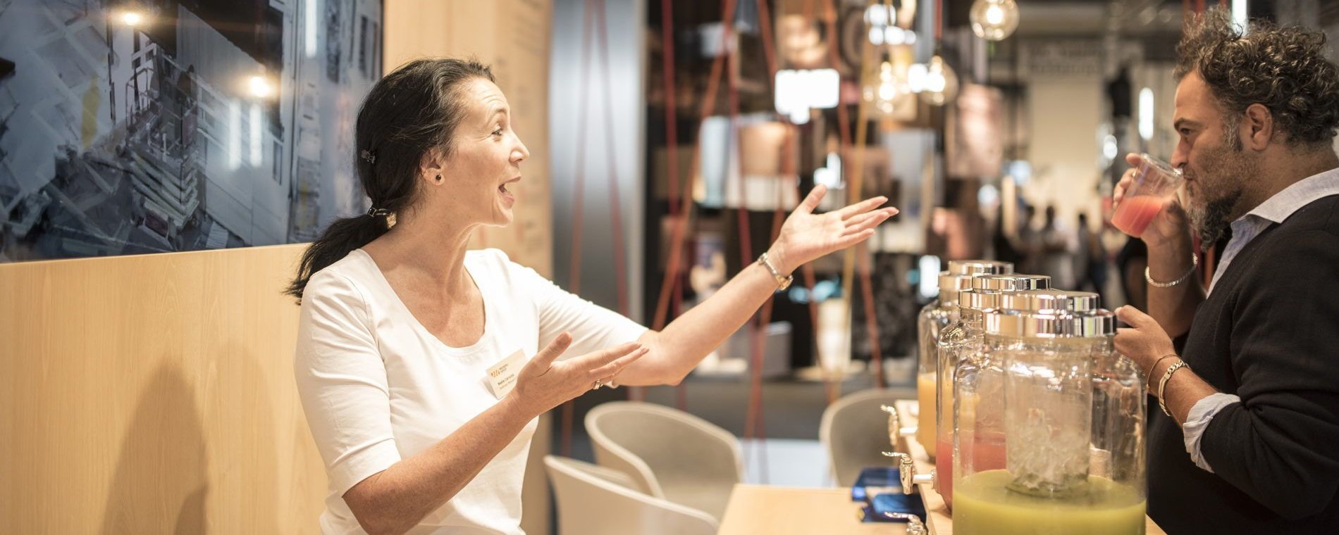 Interaktion am Messestand mit Getränkeservice