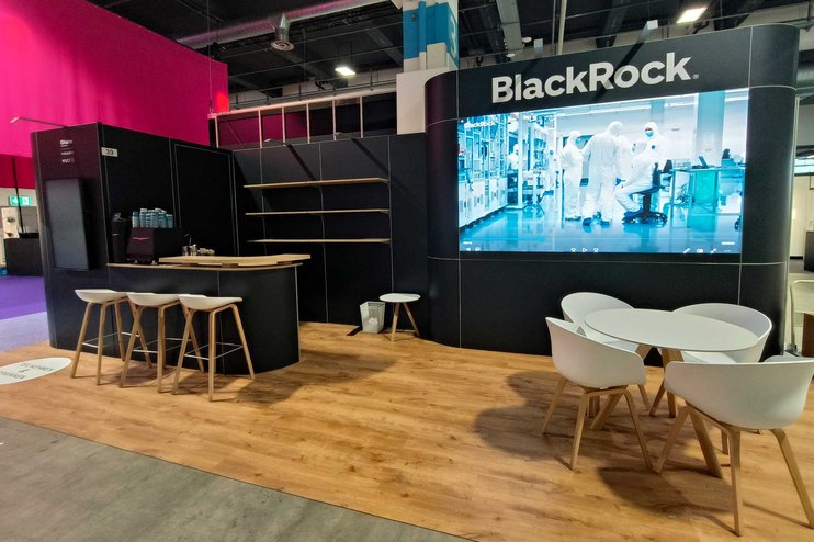 Professioneller Messestand von BlackRock mit Multimedia-Display und Sitzbereich