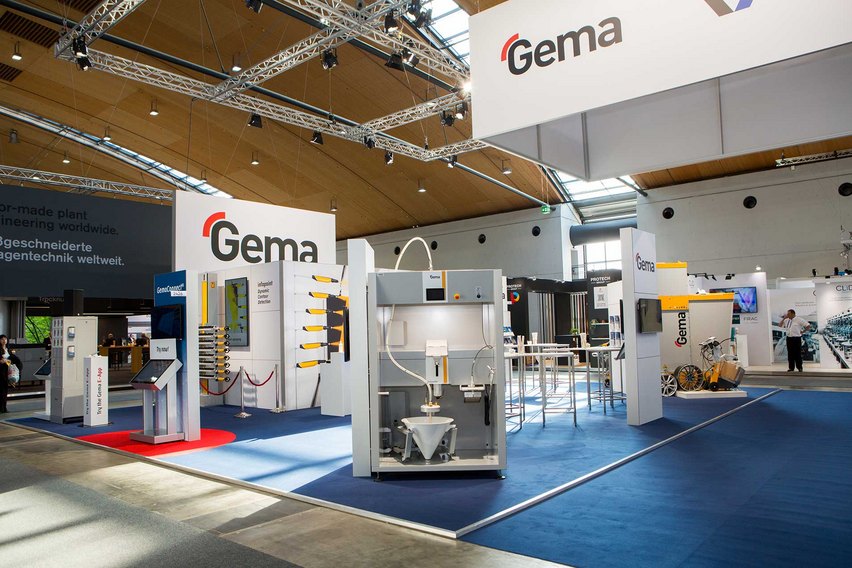 Auf 120 m2 werden alle Roboter in Funktion präsentiert. Über Touchpanels können ganz einfach Anwendungen abgerufen werden.