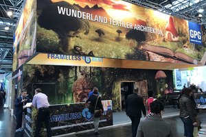 Farbenfroher Messestand mit fantasievoller, textiler Architektur und Interessenten