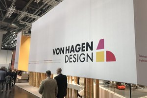 Grosses Marken-Display auf einer Messe mit Besuchern