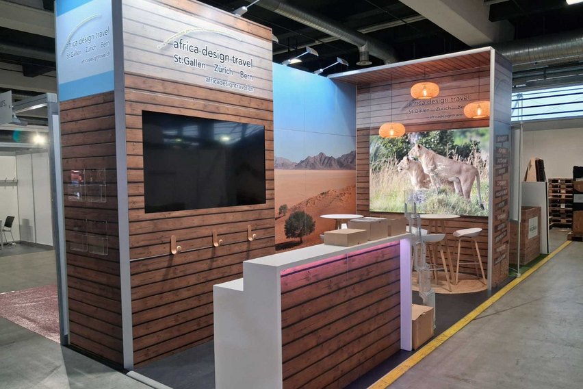 Ein Messestand mit Holz-Design und afrikanischen Motiven.