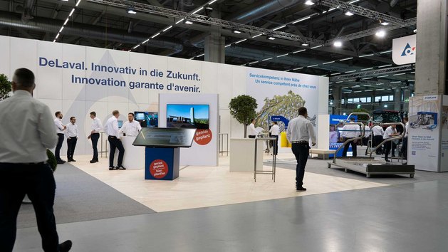 Weitsicht schafft Dominanz im Messebau. Mit einem klaren und auf 5 Meter Höhe gebautem Design, haben die Besucher eine offene und moderne Produktpräsentation, die für die Branche überraschend ist. Mit Erfolg.