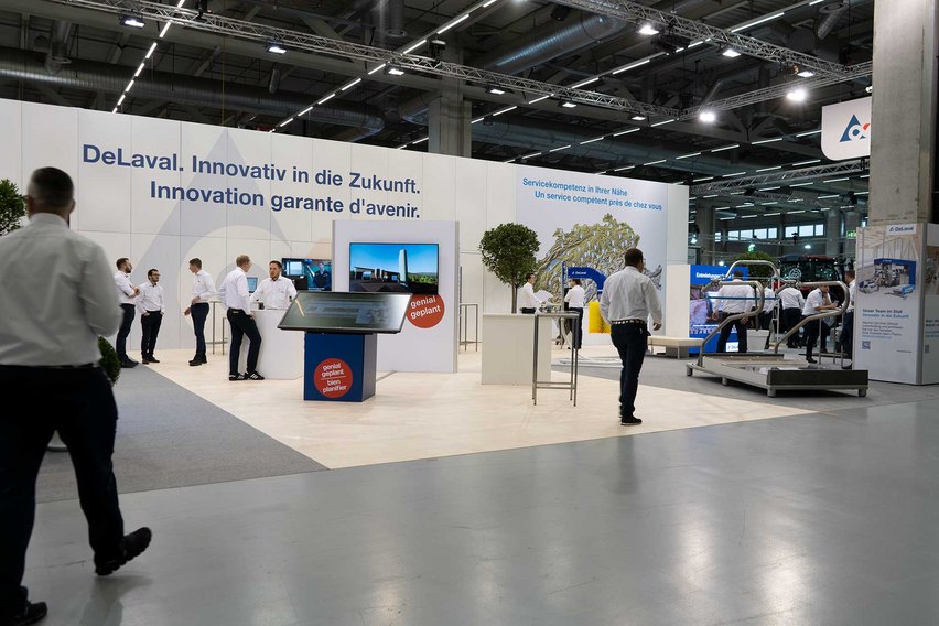 Weitsicht schafft Dominanz im Messebau. Mit einem klaren und auf 5 Meter Höhe gebautem Design, haben die Besucher eine offene und moderne Produktpräsentation, die für die Branche überraschend ist. Mit Erfolg.