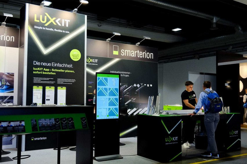 Ein Messestand mit Produktpräsentationen und Beratungsgesprächen.