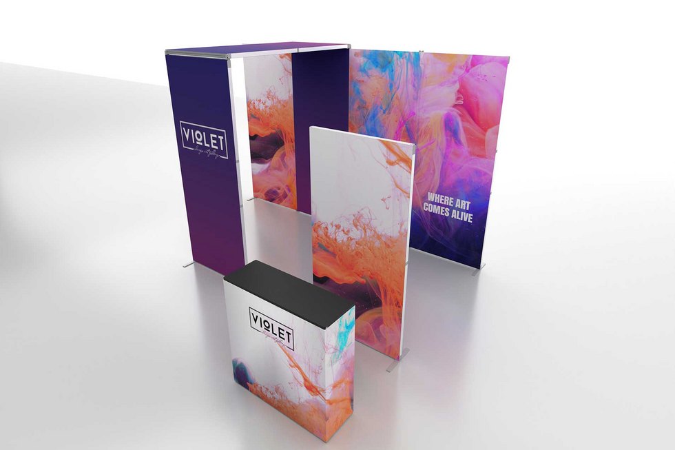 Ein Messestand mit bunten Grafiken und dem Schriftzug "WHERE ART COMES ALIVE".