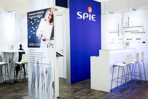 Professioneller Messestand mit Werbebannern für Managed Services und Unternehmensbranding