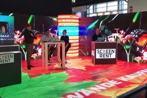 Moderne Messestand mit dynamischen LED-Displays und interaktiven Präsentationsbereichen