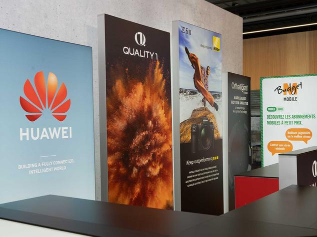 Werbetafeln verschiedener Marken.