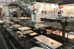 Moderne Messestand-Gestaltung mit vielfältigen Exponaten und klarer Strukturierung