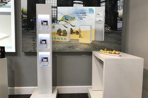 Professioneller Messestand mit Informationsdisplays und Werbematerial