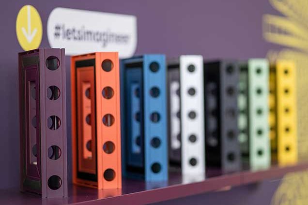 Bunte Messestand-Module aufgereiht