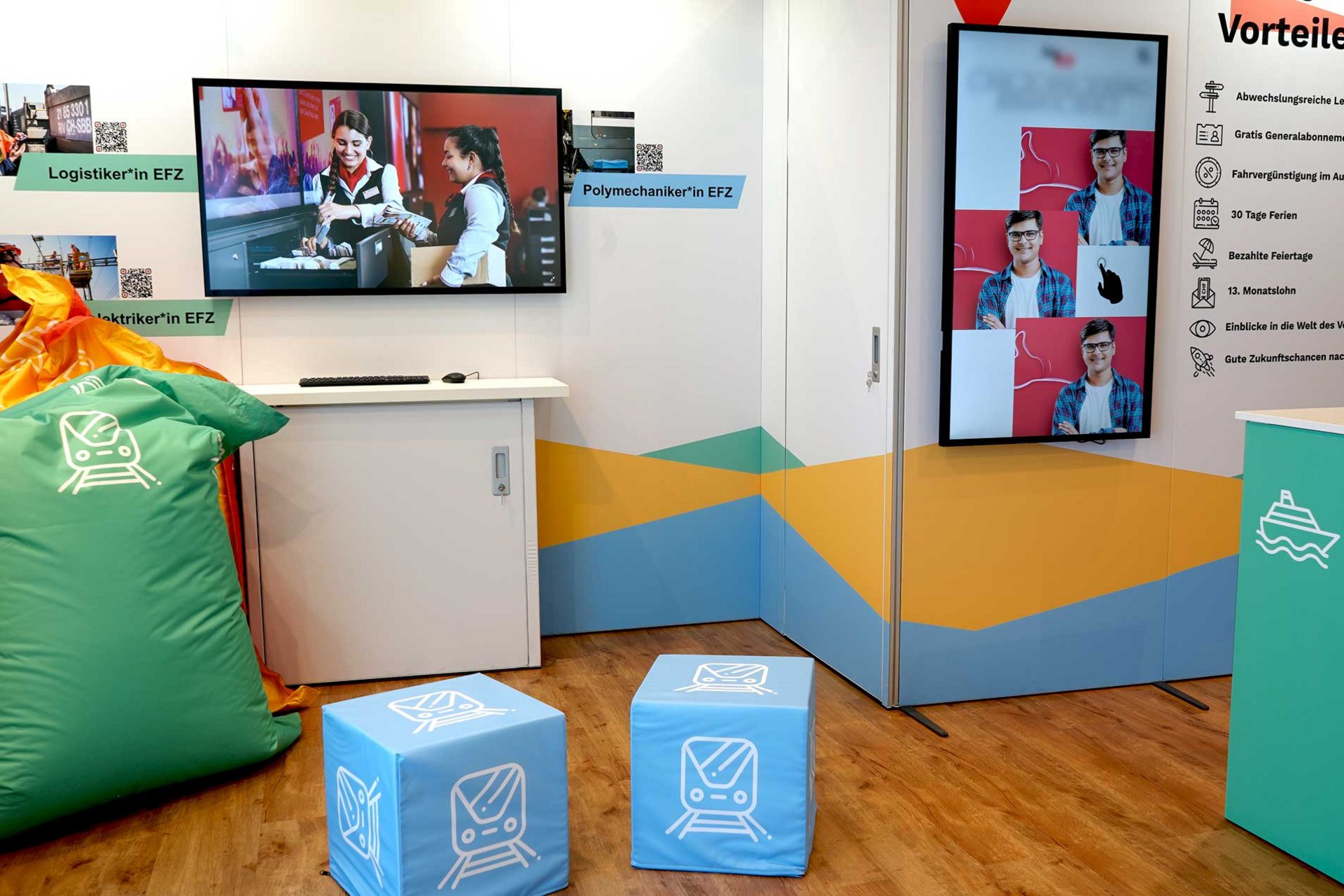 Moderne Messestandausrüstung mit digitalen Displays und farbigen Sitzmöbeln