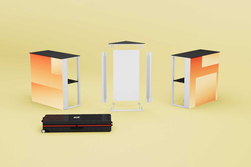 Drei modulare Möbelstücke und ein Werkzeugkoffer.