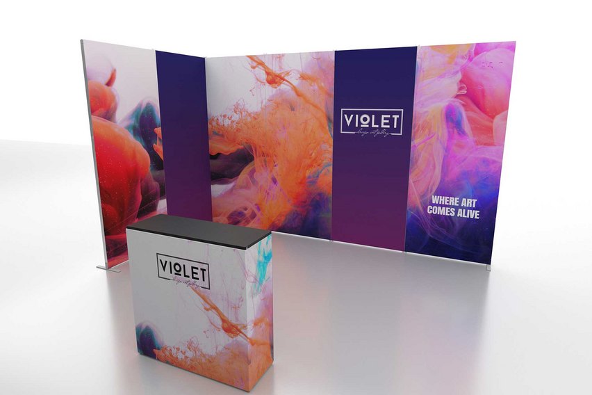 Ein Ausstellungstresen mit bunten Grafiken und dem Schriftzug "VIOLET".