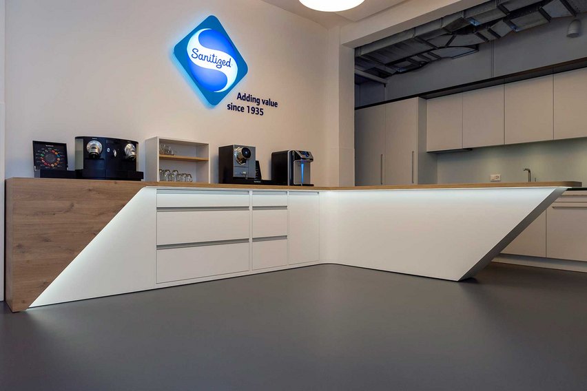 Es darf auch mal eine Fix-Installation sein. Mit dem neuen Besucherzentrum von Sanitized setzen wir ein Zeichen von herausragender Planung, Design und Qualiät.