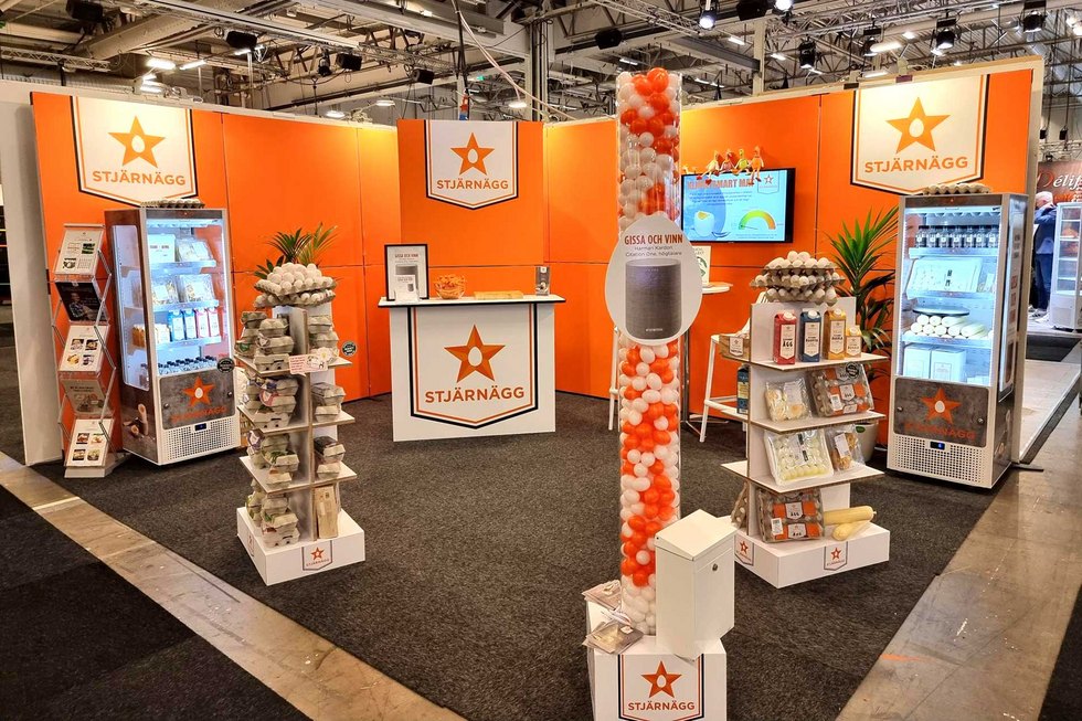 Problemloser Eyecatcher Ein Messestand mit Produkten und Informationsmaterialien zu Eiern und Eierspezialitäten.