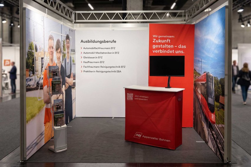 Ein Messestand mit Informationen zu Ausbildungsberufen und einem Bildschirm.