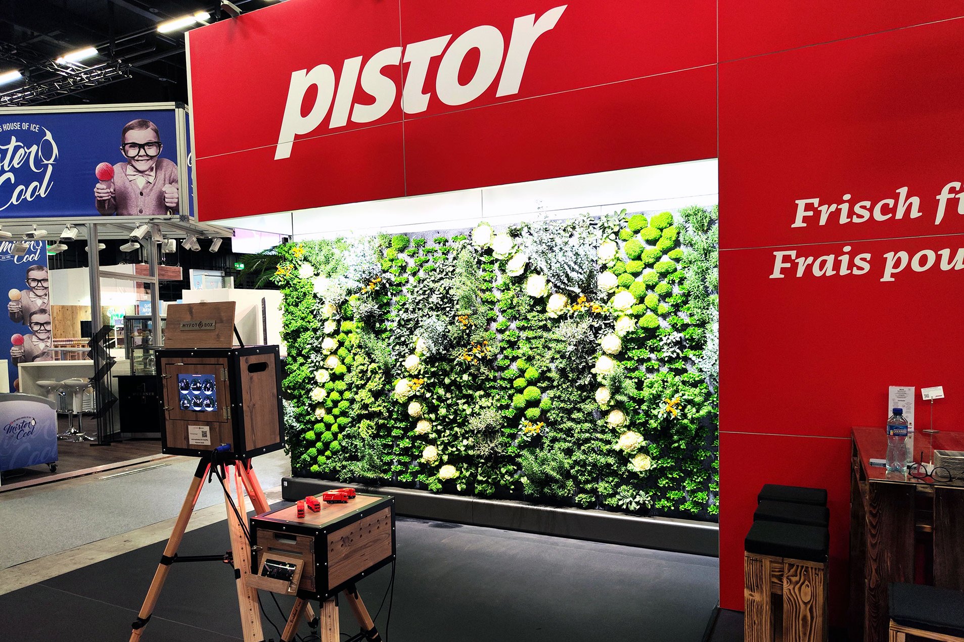 Farbenfroher Messestand mit vertikalem Garten