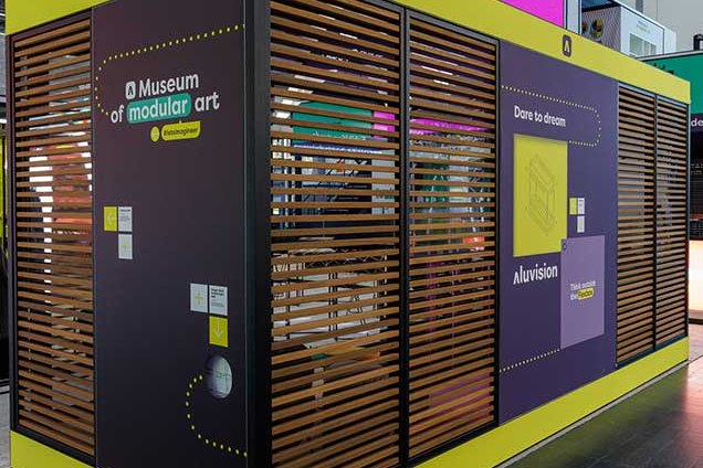 Modern gestalteter Messestand mit modularen Kunst-Elementen