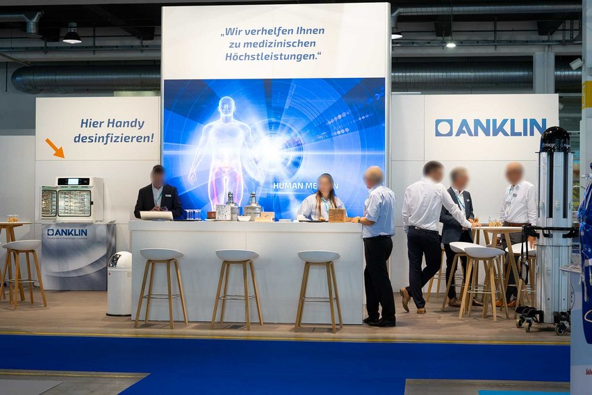 Anklin mit BIGmotion, 3x2 Meter 2.0 px LED-Einbau in die Standwand. Die laufende Präsentation ist sehr attraktiv als Publikumsmagnet