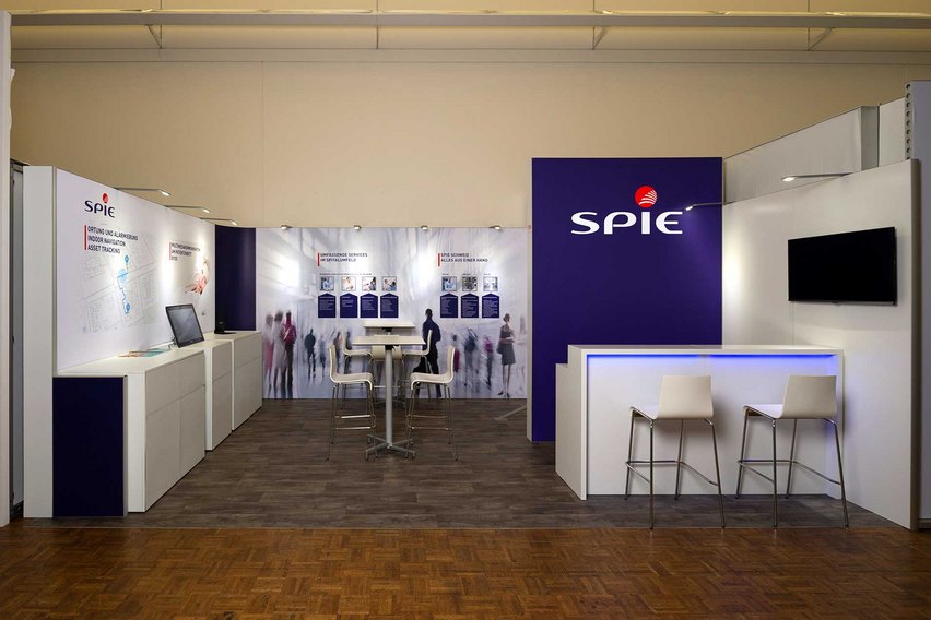 Professioneller Messestand mit Markenbranding und Informationsdisplays