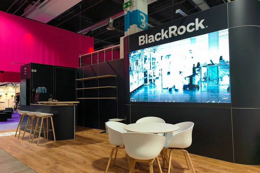 Messestand von Blackrock mit BIGmotion Videowand