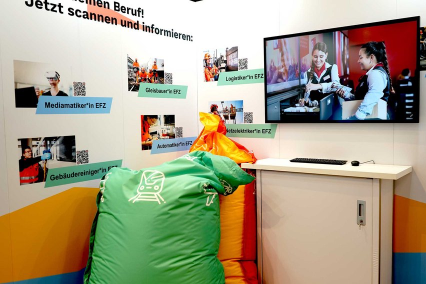Interaktiver Messestand mit Informationsbildschirm und QR-Codes